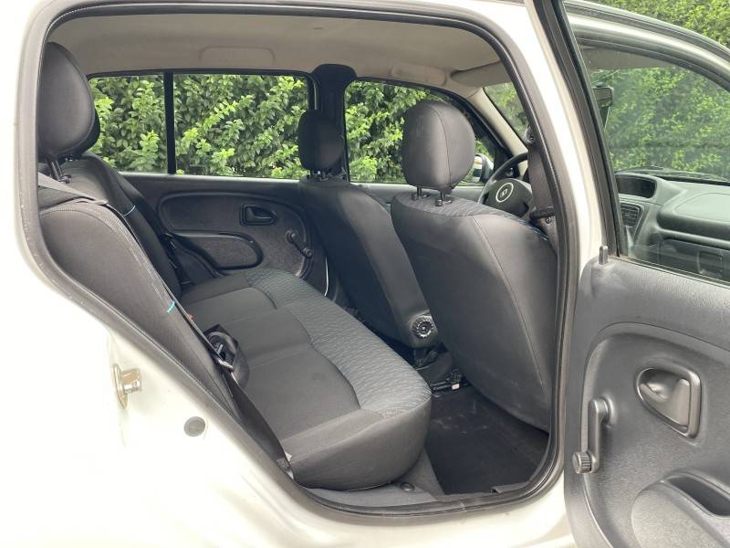 RENAULT - CLIO - 2015/2016 - Branca - R$ 33.900,00