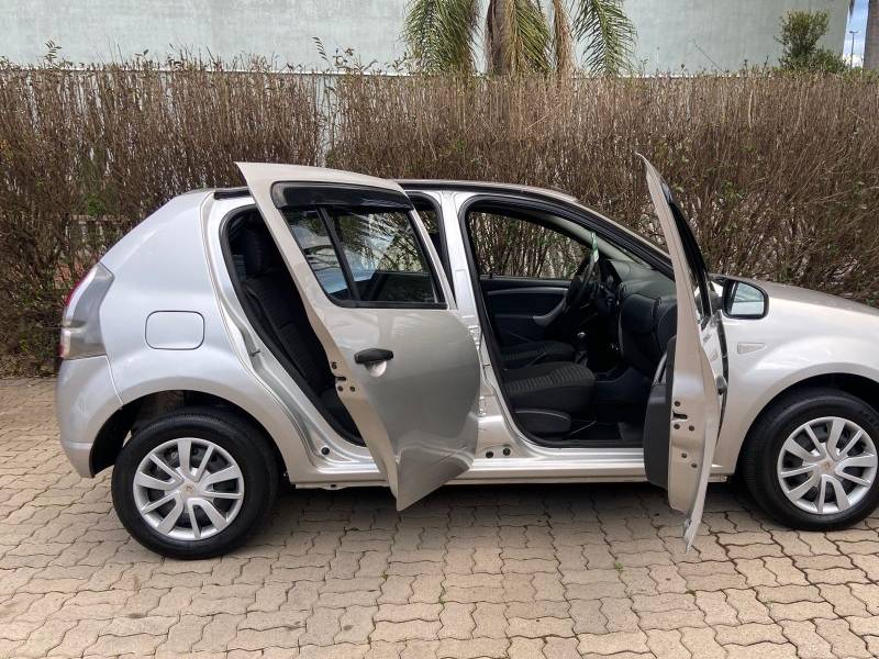 RENAULT - SANDERO - 2013/2014 - Prata - R$ 32.900,00