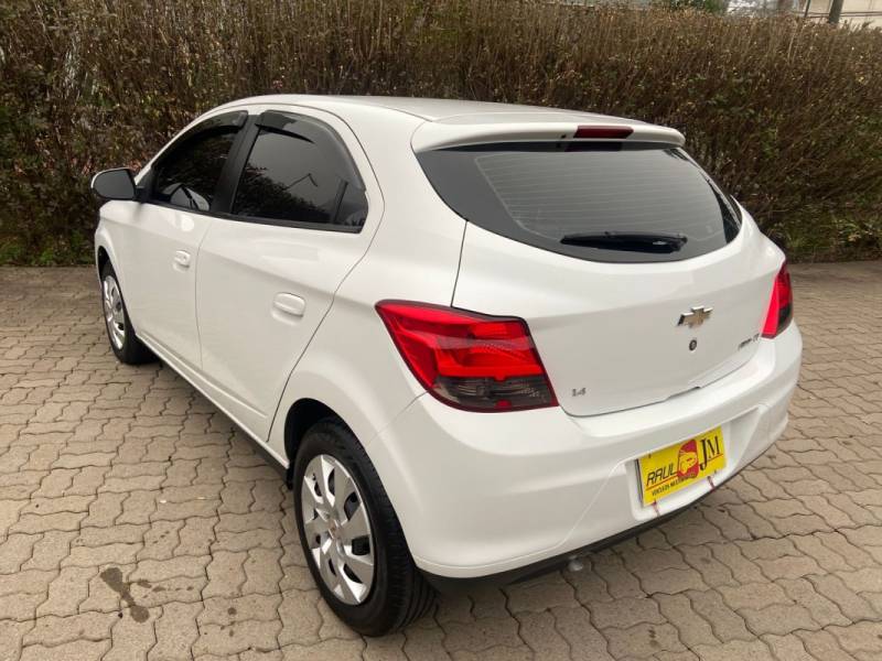 CHEVROLET - ONIX - 2013/2013 - Branca - R$ 43.900,00