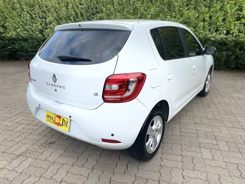 RENAULT - SANDERO - 2015/2015 - Branca - R$ 42.900,00