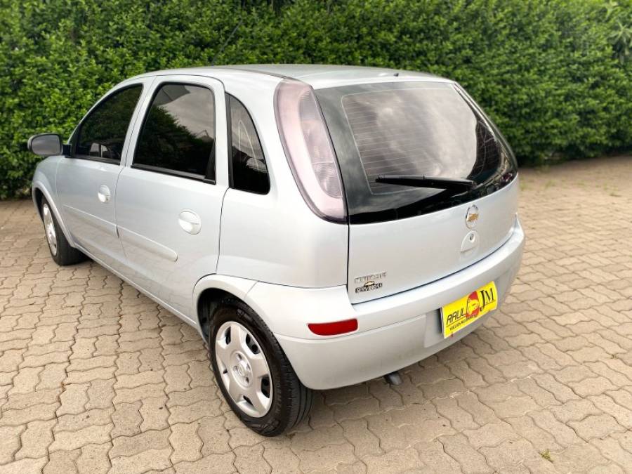 CHEVROLET - CORSA - 2010/2011 - Prata - R$ 30.900,00